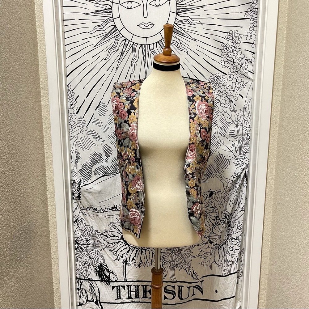 🌈 Beautiful Vintage floral vest - Picture 2 of 12